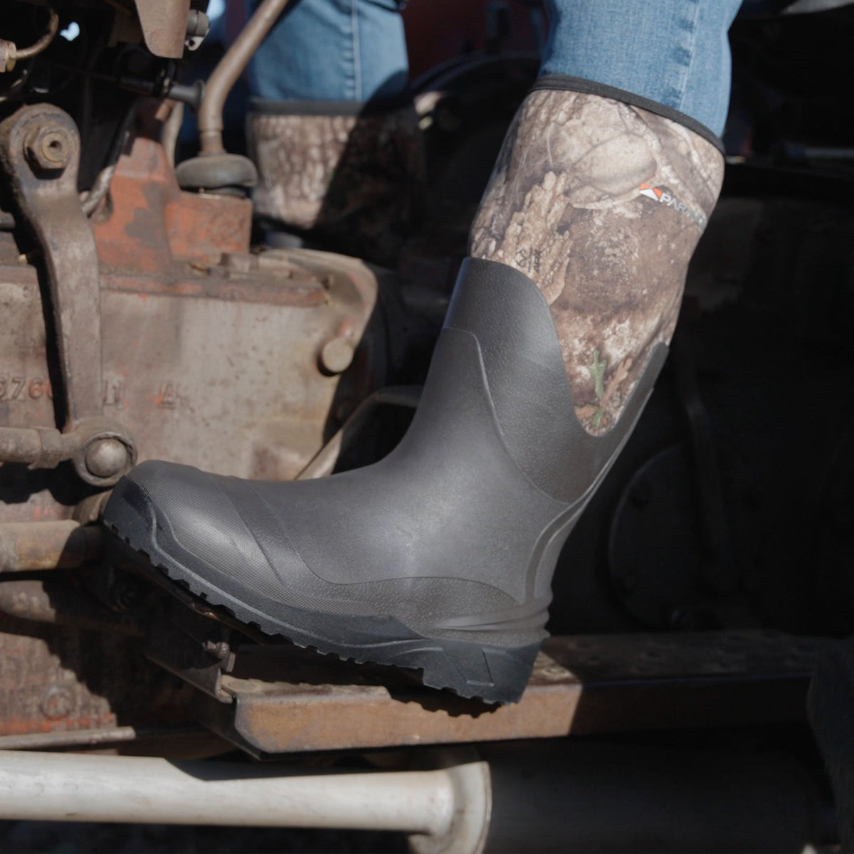 TREAD-LITE 16" Camo Rubber Neoprene Knee Boot